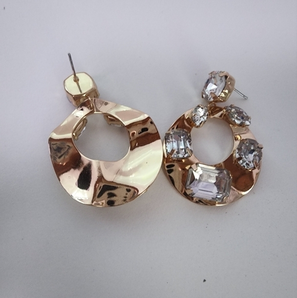 NEW Golden Multi Stone Embellished Crushed Metal Dangle Earrings - Picture 7 of 8